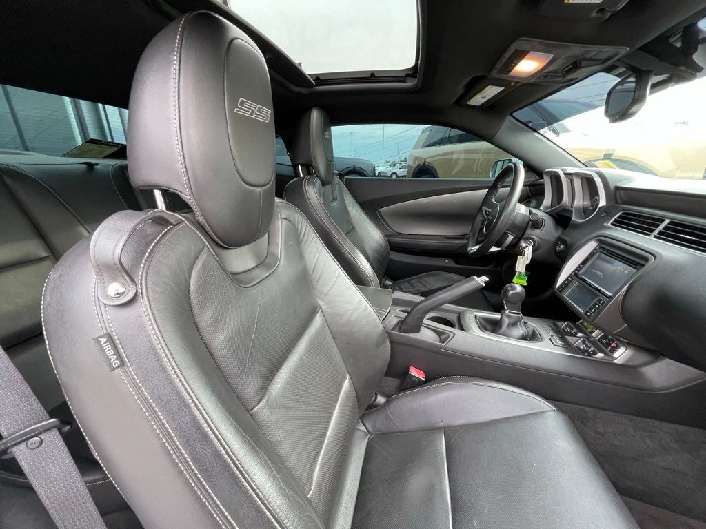 2011 Chevrolet Camaro SS 2SS - LOW MILEAGE / SUNROOF