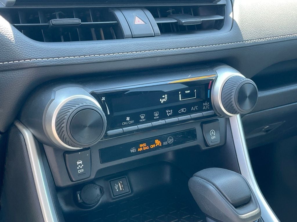 2025 Toyota RAV4 LE - WIRELESS APPLE CARPLAY / 30 MPG