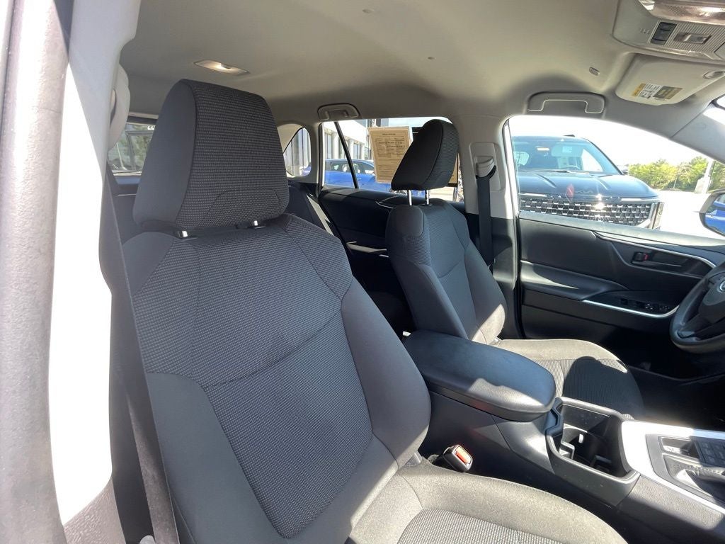 2025 Toyota RAV4 LE - WIRELESS APPLE CARPLAY / 30 MPG