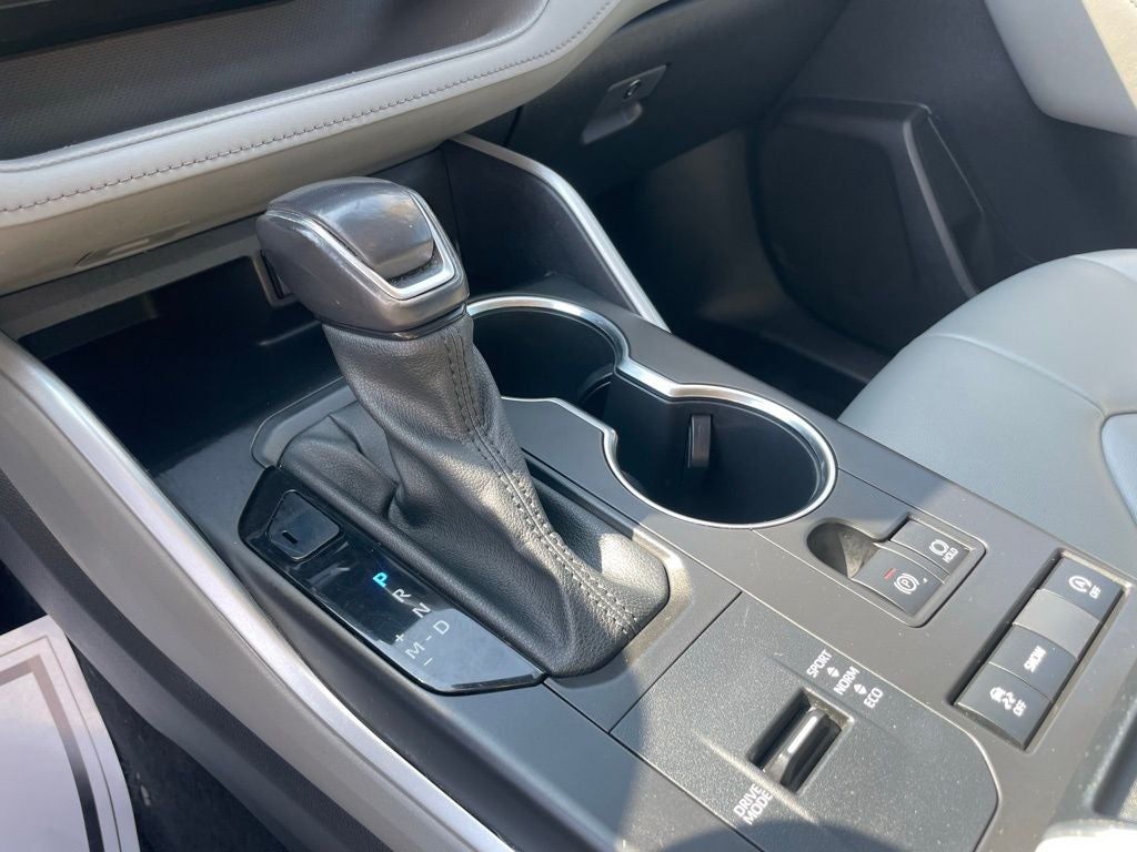 2021 Toyota Highlander XLE - MOONROOF / LEATHER