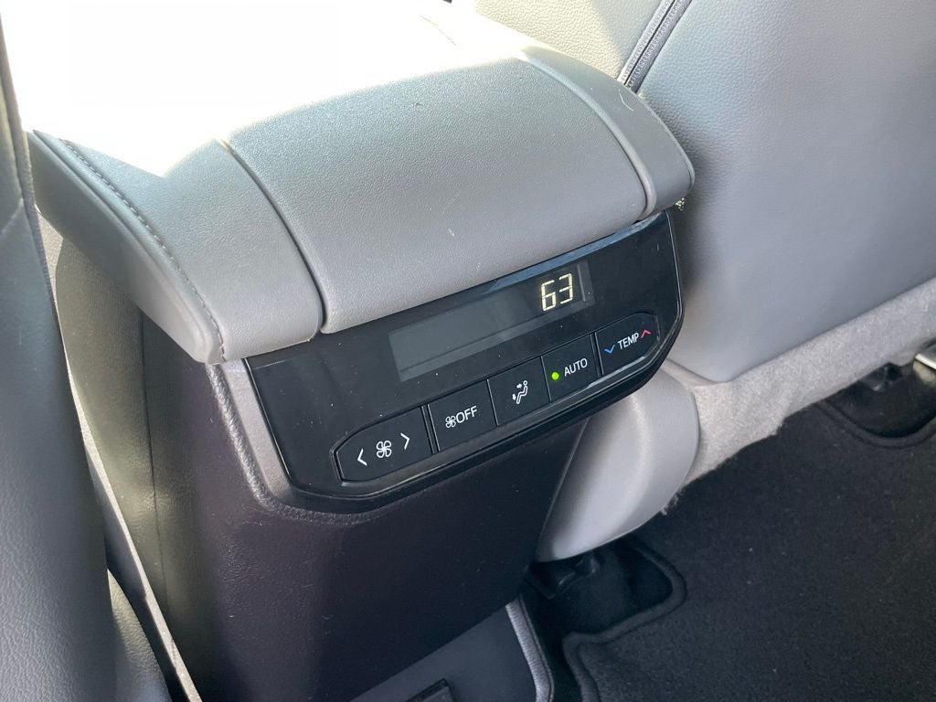 2021 Toyota Highlander XLE - MOONROOF / LEATHER