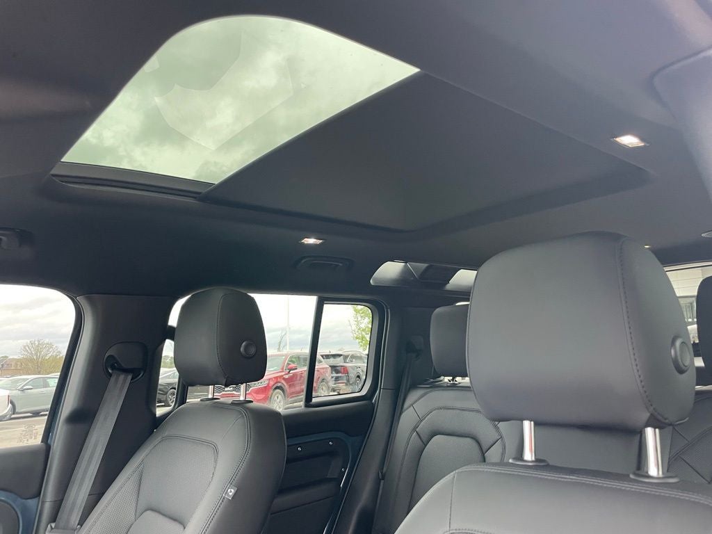 2025 Land Rover Defender 110 X-Dynamic SE - PANORAMIC ROOF / ELECTRONIC AIR SUSPENSION