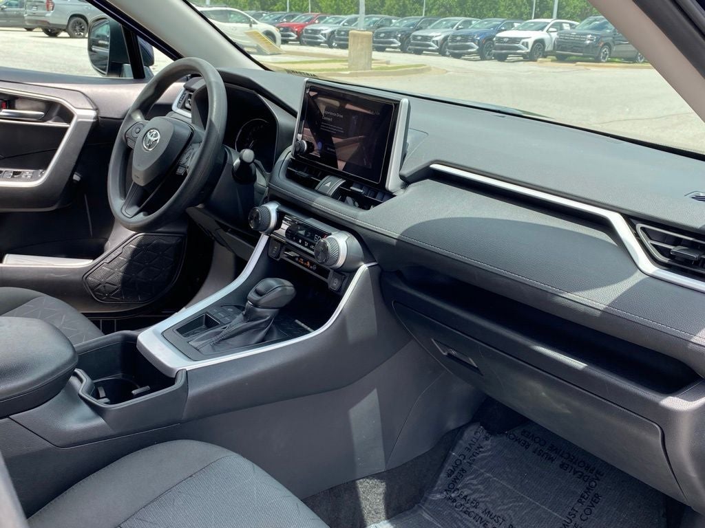 2024 Toyota RAV4 XLE - Photo 32
