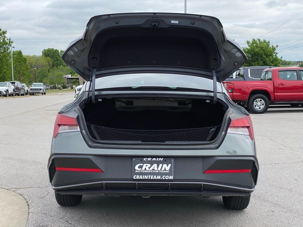 2024 Hyundai ELANTRA SE