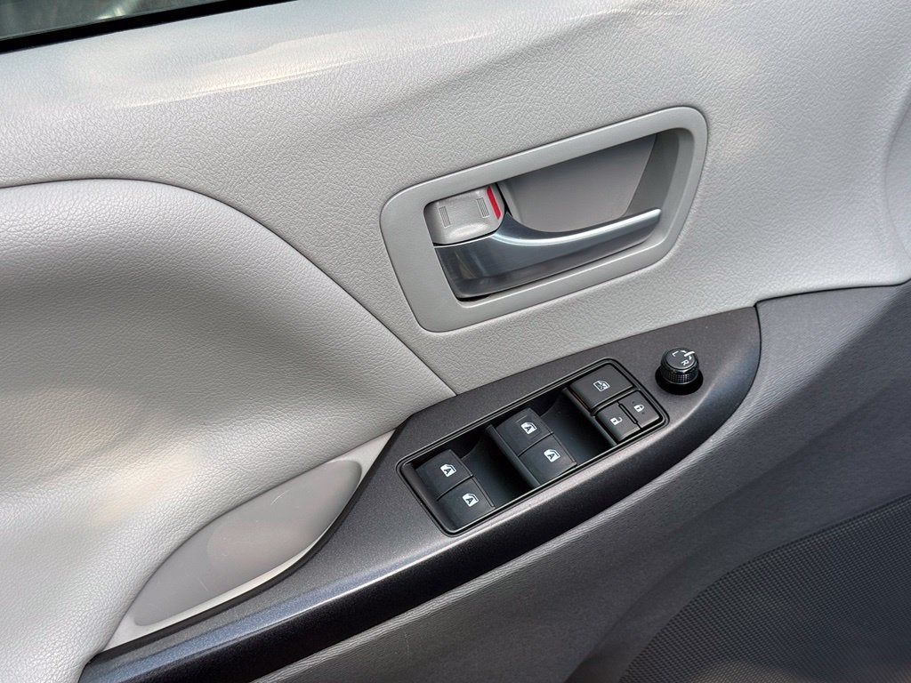 2018 Toyota Sienna LE 8 Passenger