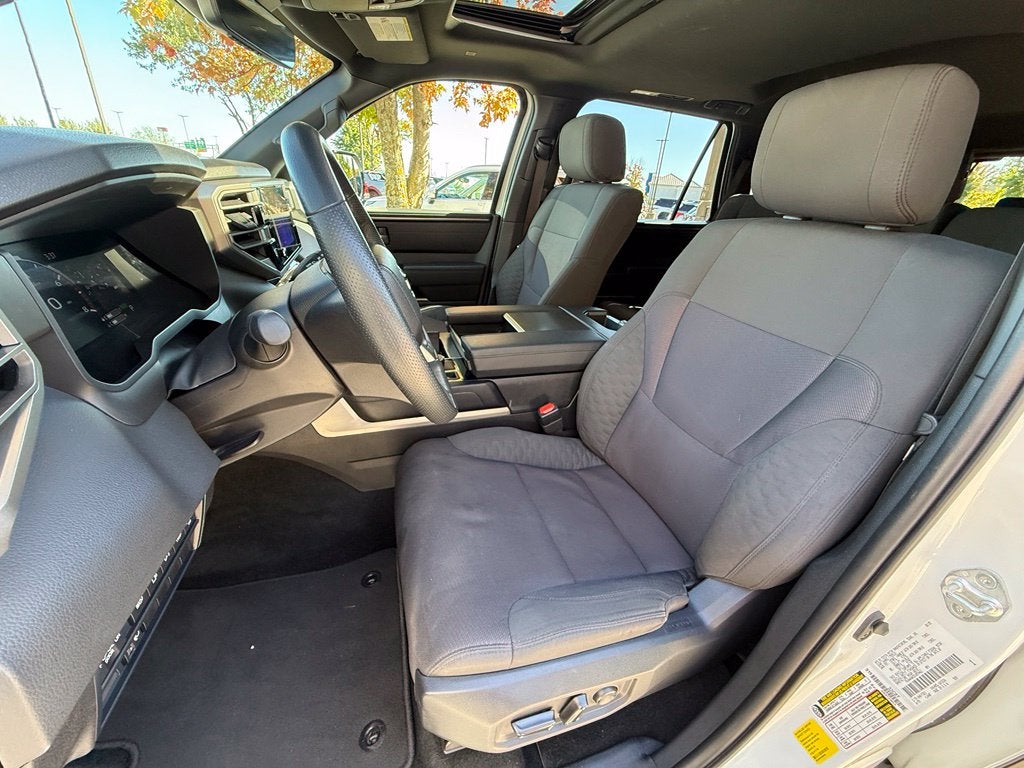 2025 Toyota Sequoia SR5 - 4WD / SUNROOF / CLEAN CARFAX