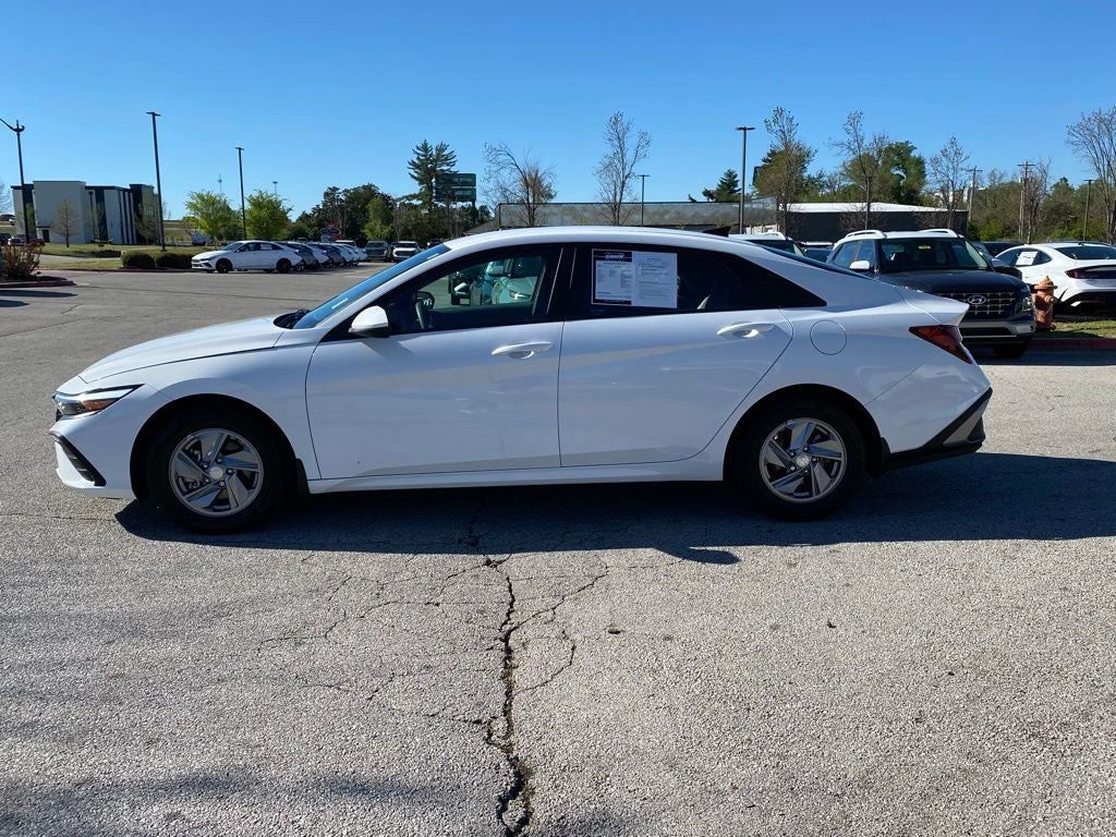 2024 Hyundai ELANTRA SE