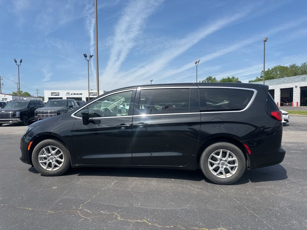 2022 Chrysler Voyager LX