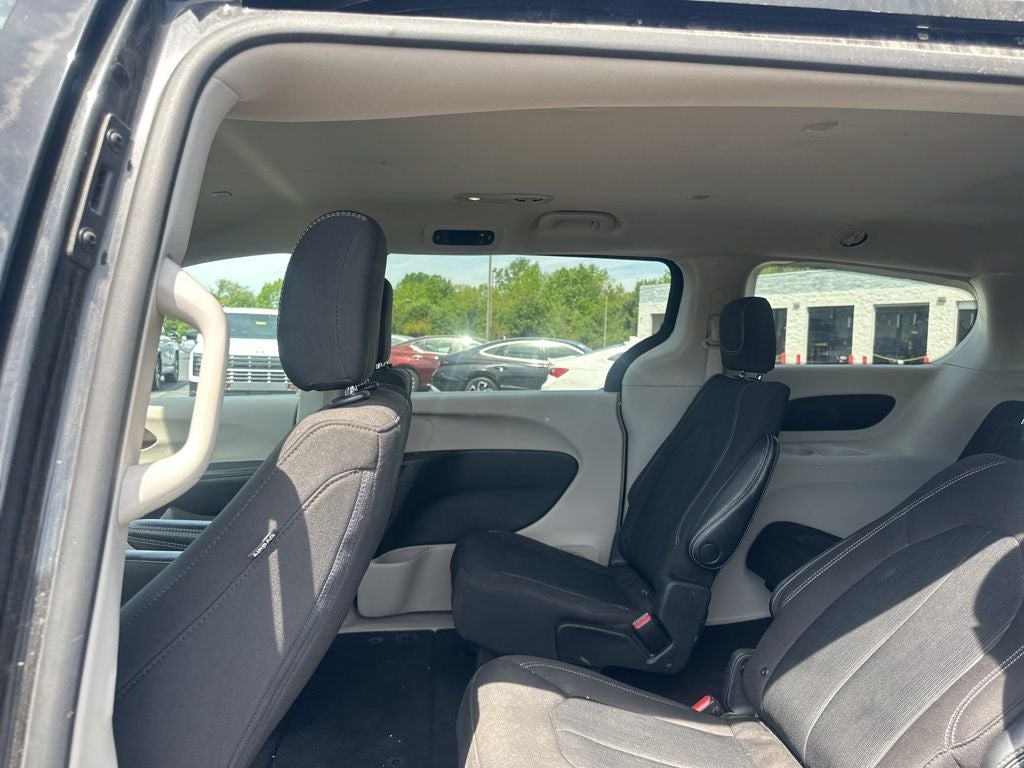 2022 Chrysler Voyager LX