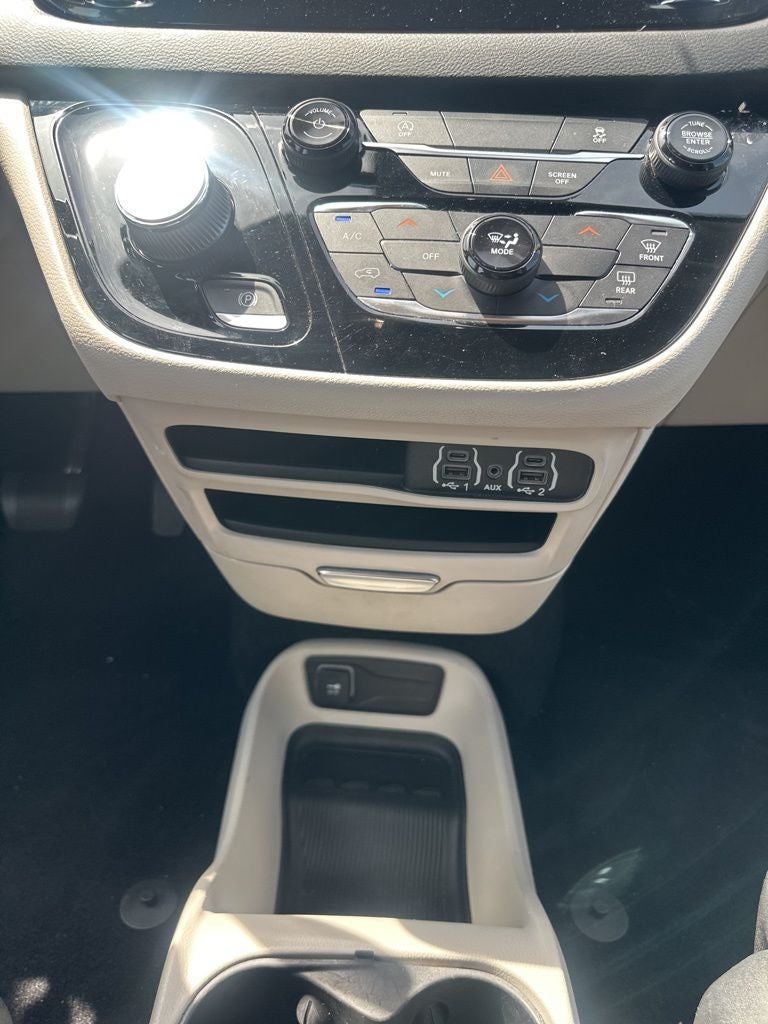 2022 Chrysler Voyager LX