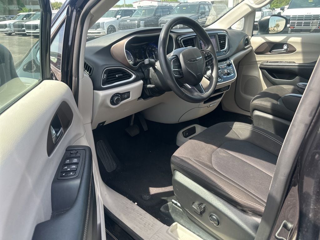 2022 Chrysler Voyager LX