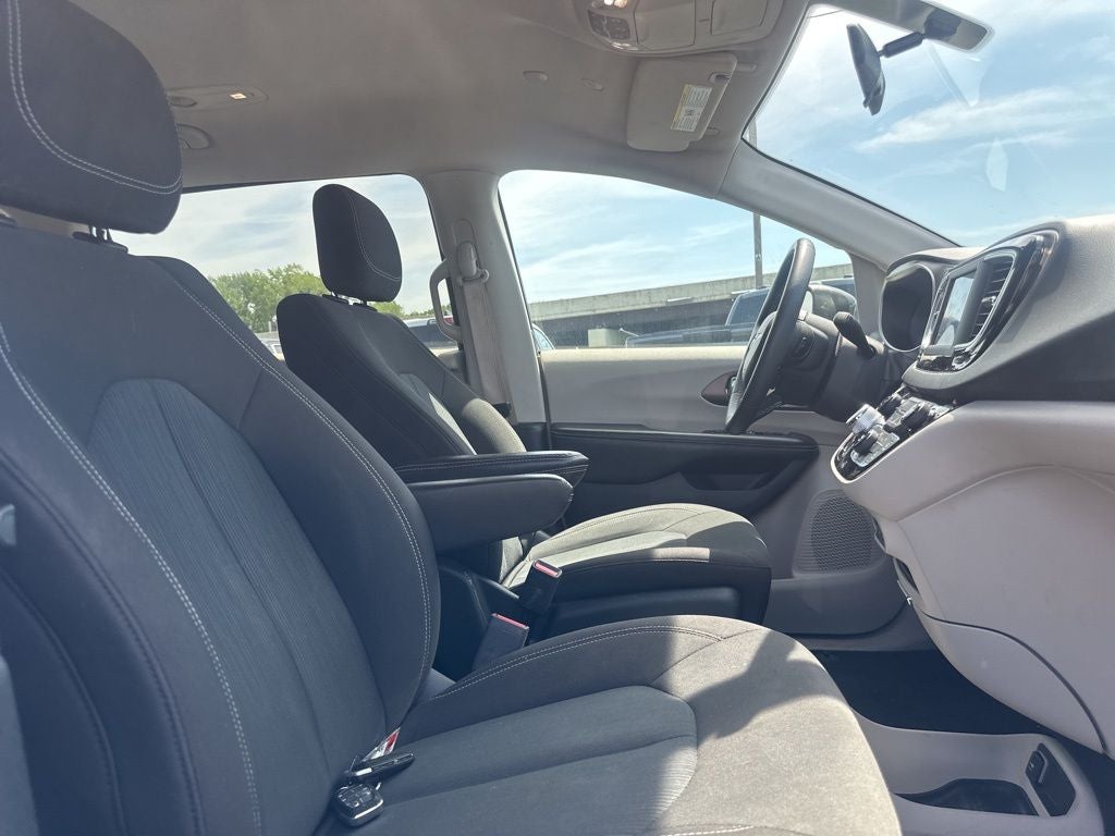 2022 Chrysler Voyager LX