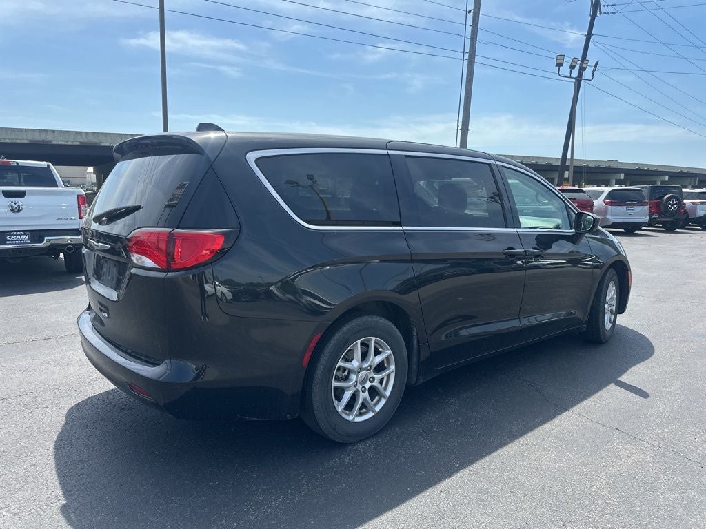 2022 Chrysler Voyager LX