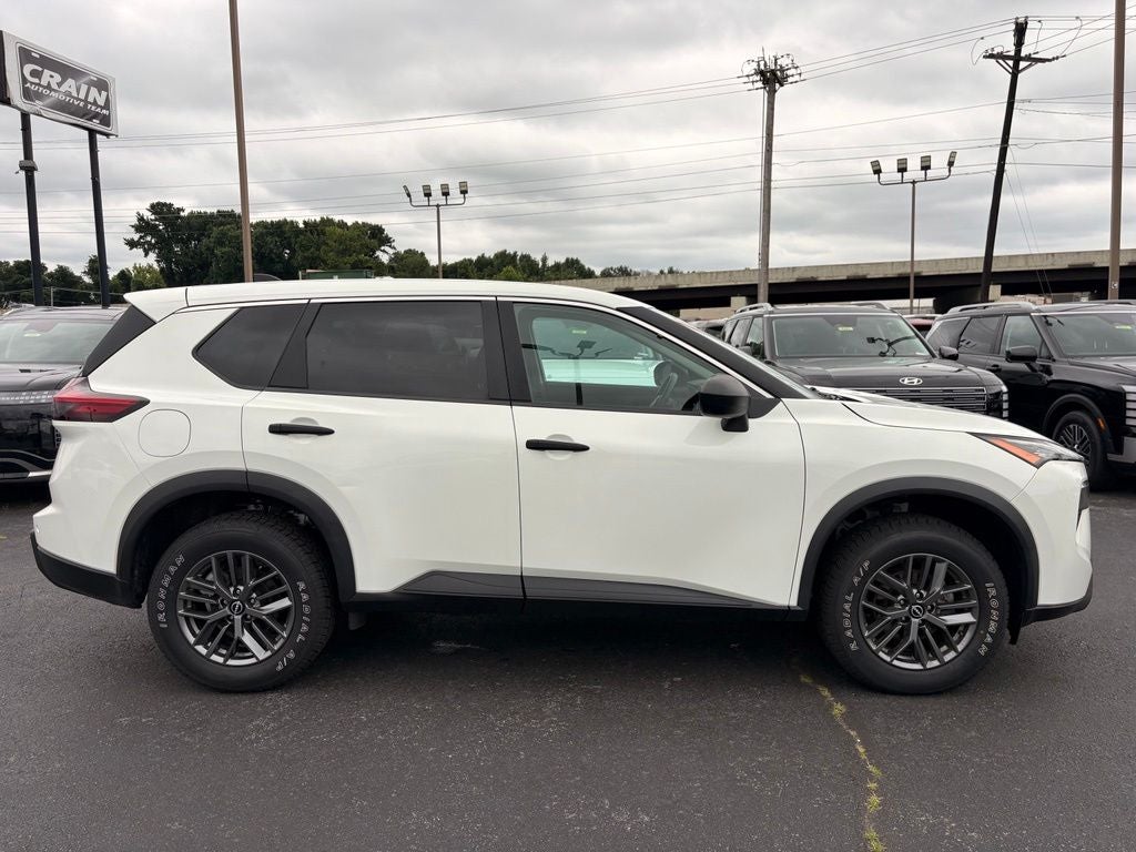 2024 Nissan Rogue S 1-Owner / Blind Spot / Rear Parking Sensors