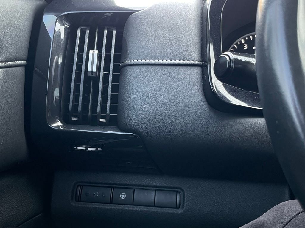 2022 Nissan Pathfinder SV 1-Owner / NissanConnect featuring Apple CarPlay an