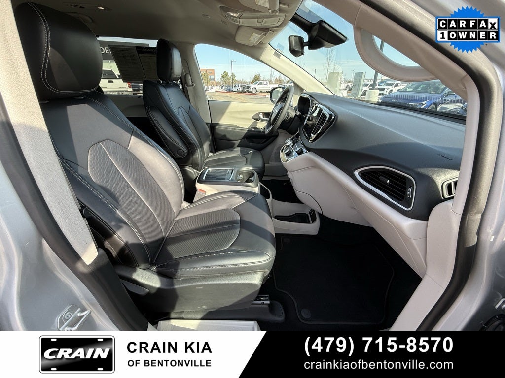 2024 Chrysler Pacifica Touring L - CLEAN CARFAX / ONE OWNER