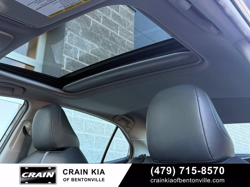 2019 Toyota Camry SE - SUNROOF / CLEAN CARFAX
