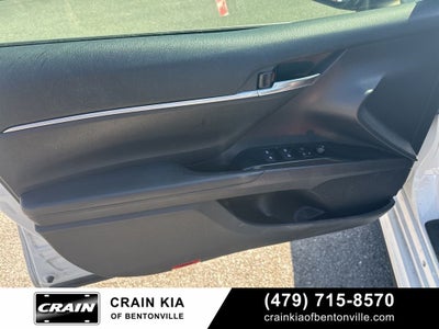 2020 Toyota Camry SE - CLEAN CARFAX / ONE OWNER