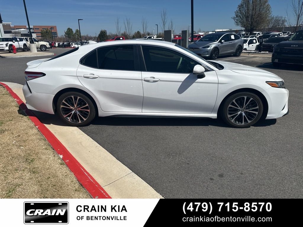 2020 Toyota Camry SE - CLEAN CARFAX / ONE OWNER