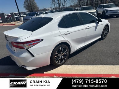 2020 Toyota Camry SE - CLEAN CARFAX / ONE OWNER