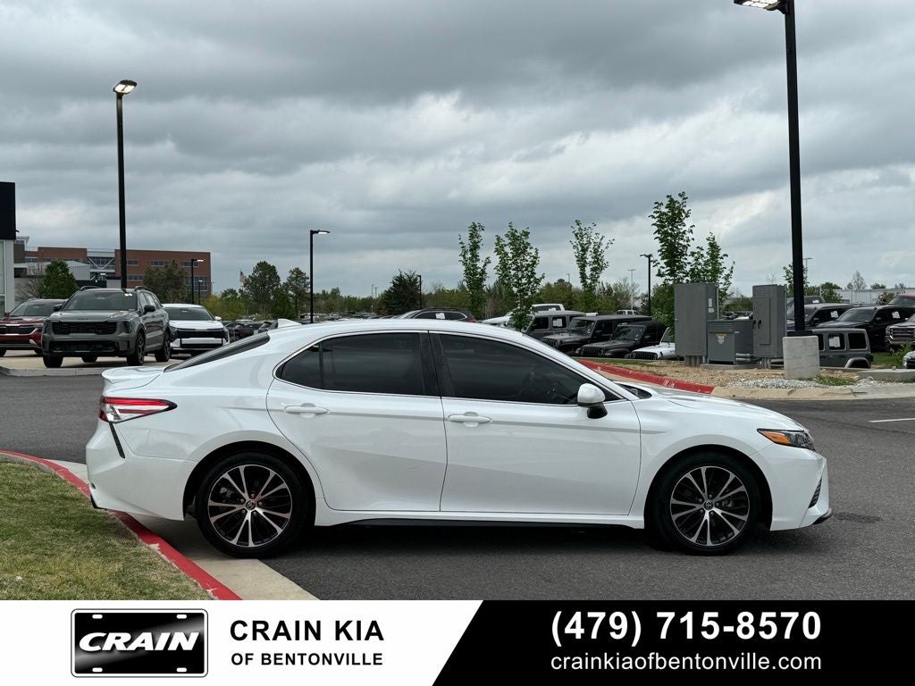 2020 Toyota Camry SE - CLEAN CARFAX / ONE OWNER