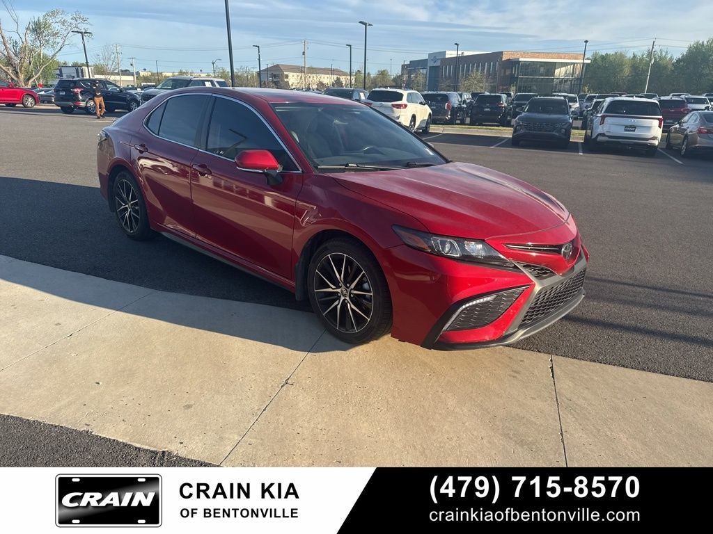 2022 Toyota Camry SE - CLEAN CARFAX / ONE OWNER