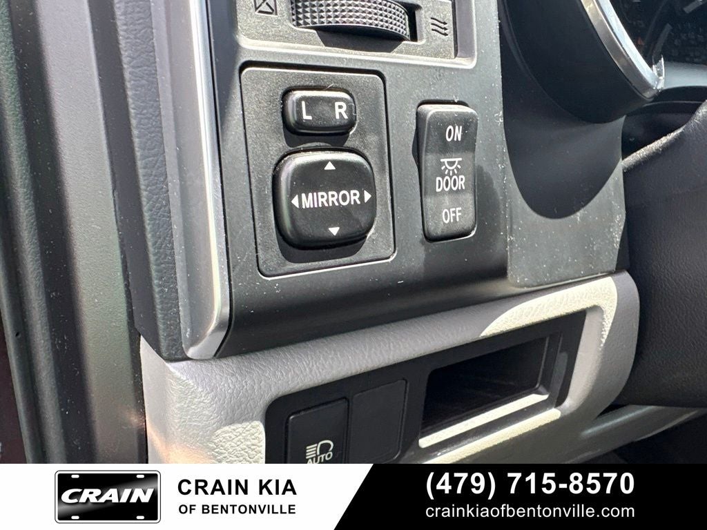 2018 Toyota Sequoia SR5 5.7L V8 - 4WD / SUNROOF