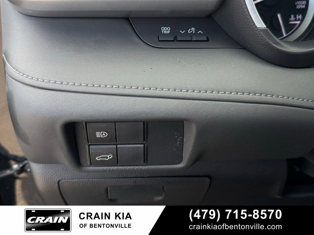 2021 Toyota Highlander XLE - CLEAN CARFAX / SUNROOF