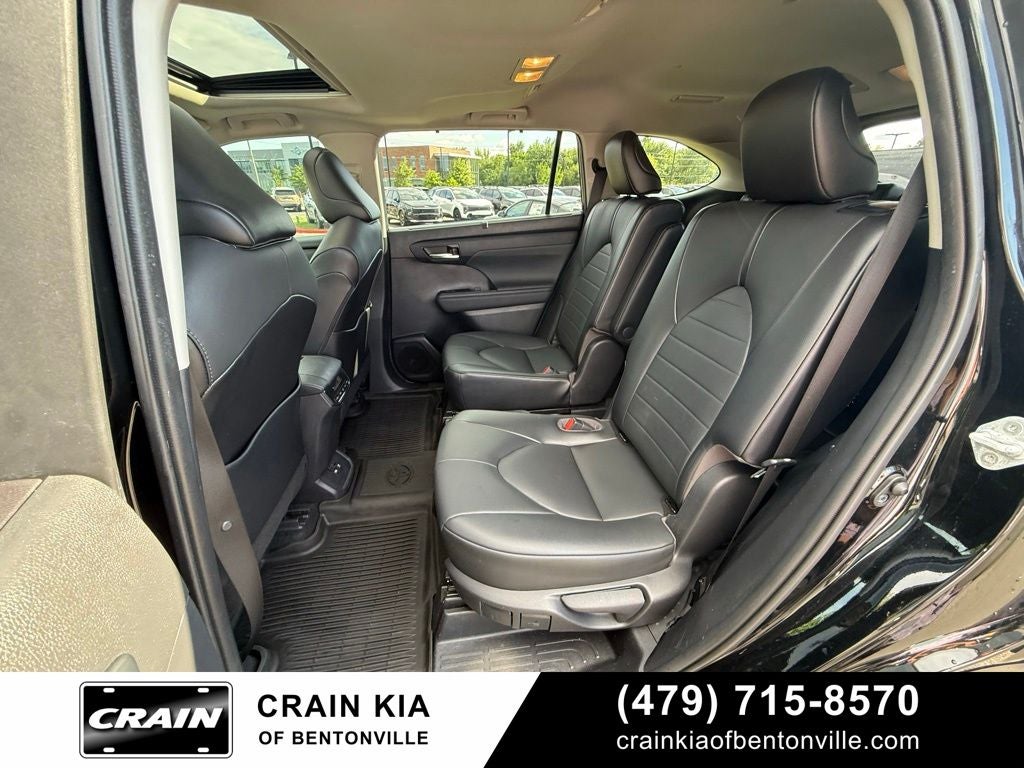 2021 Toyota Highlander XLE - CLEAN CARFAX / SUNROOF