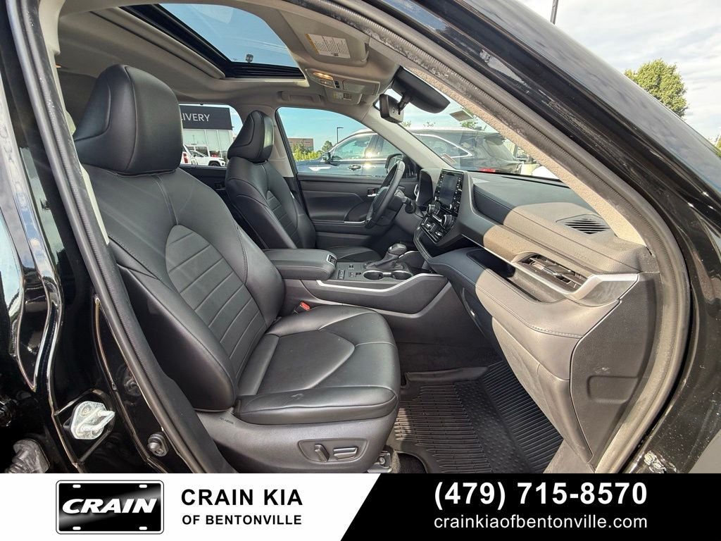 2021 Toyota Highlander XLE - CLEAN CARFAX / SUNROOF