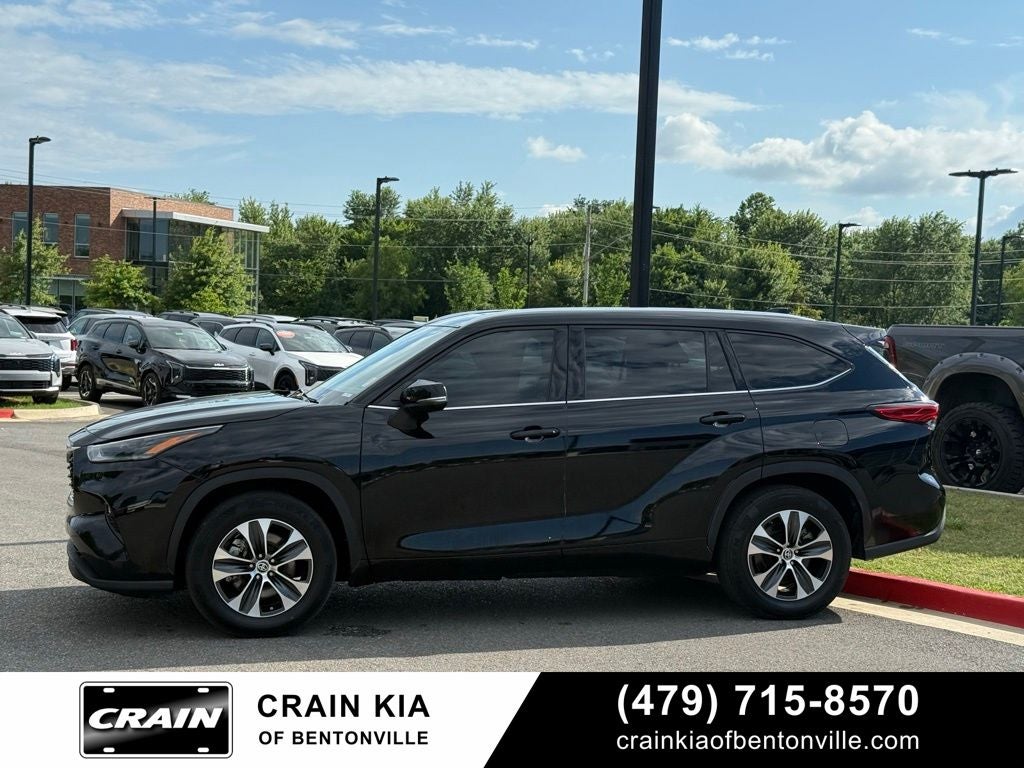2021 Toyota Highlander XLE - CLEAN CARFAX / SUNROOF