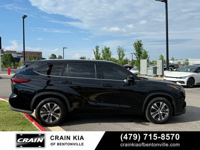 2021 Toyota Highlander XLE - CLEAN CARFAX / SUNROOF
