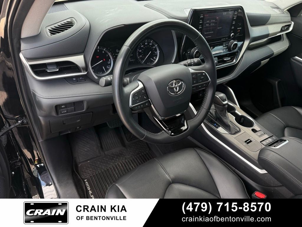 2021 Toyota Highlander XLE - CLEAN CARFAX / SUNROOF