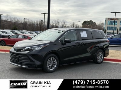 2022 Toyota Sienna LE 8 Passenger - CLEAN CARFAX