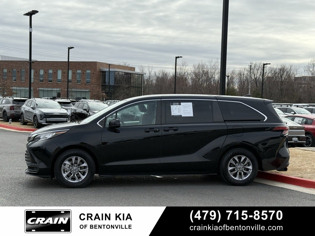 2022 Toyota Sienna LE 8 Passenger - CLEAN CARFAX