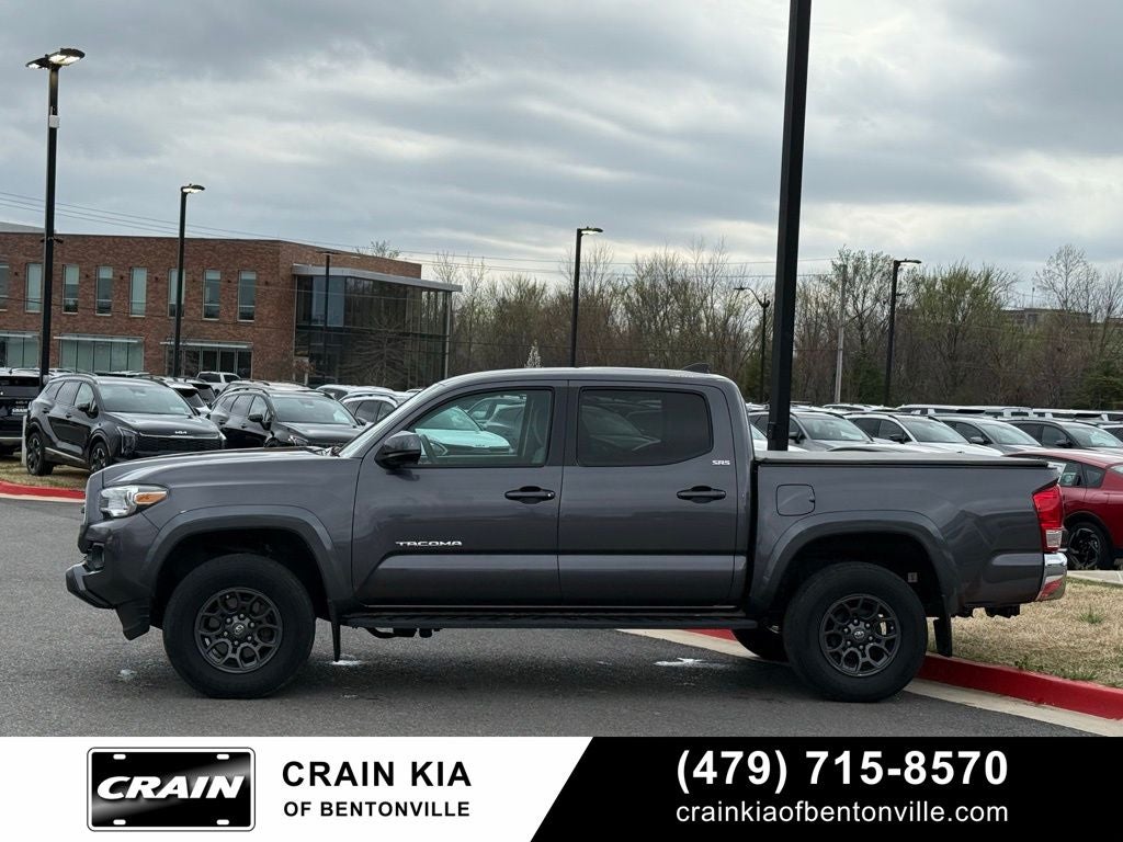 2017 Toyota Tacoma SR5 V6 - 4WD / CARFAX ONE OWNER