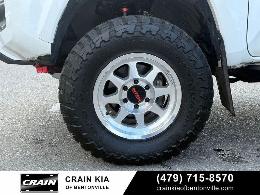 2021 Toyota Tacoma SR5 V6 - 4WD / CLEAN CARFAX / LIFTED!