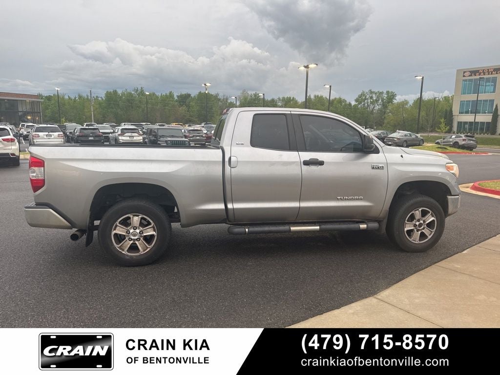 2015 Toyota Tundra SR5 - 4WD / CLEAN CARFAX HISTORY