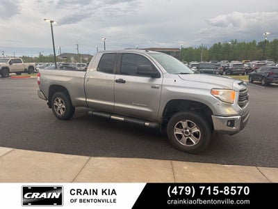 2015 Toyota Tundra SR5 - 4WD / CLEAN CARFAX HISTORY