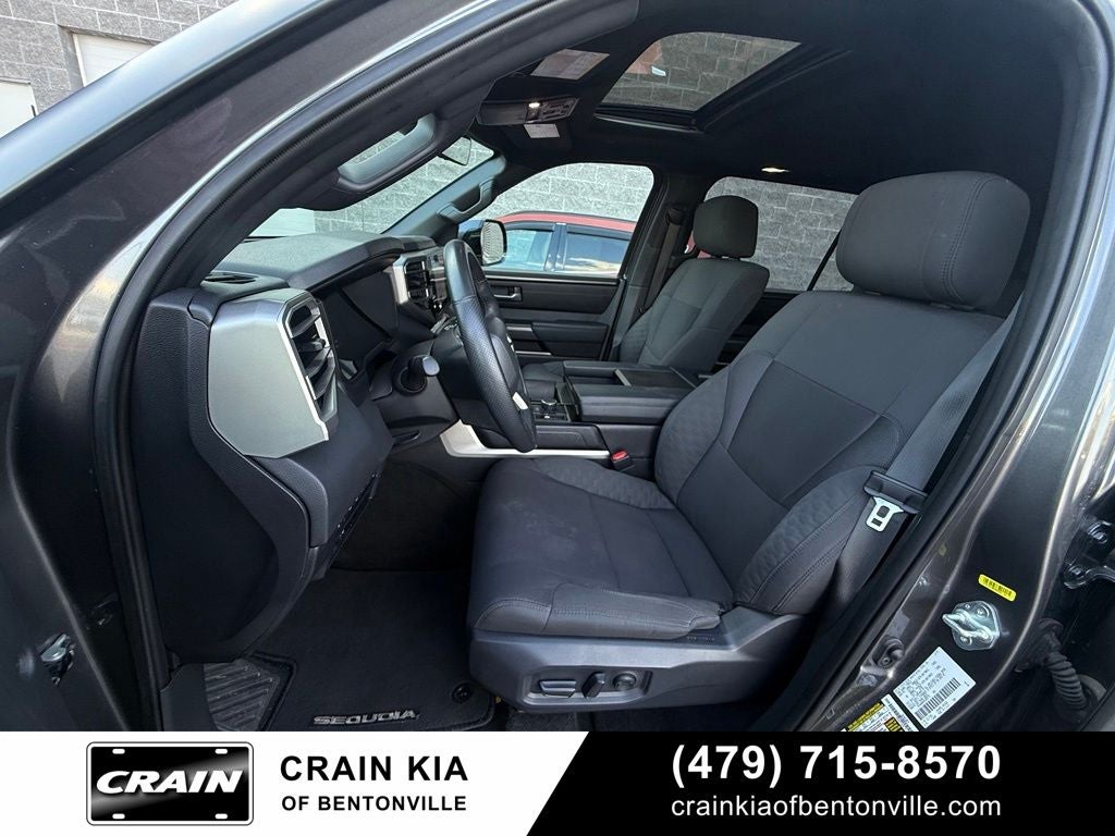 2025 Toyota Sequoia SR5 - 4WD / CLEAN CARFAX / ONE OWNER