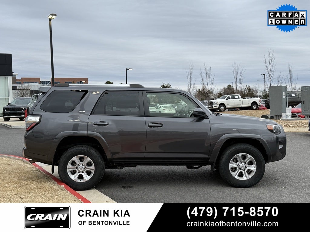 2023 Toyota 4Runner SR5 - 4WD / CLEAN CARFAX / ONE OWNER