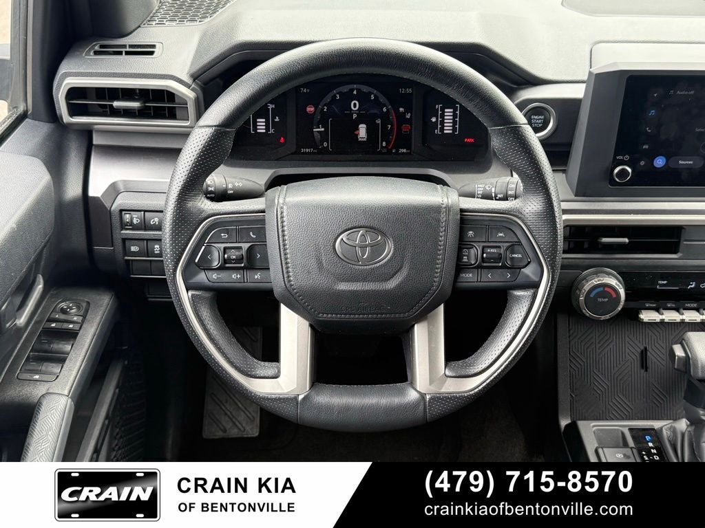 2025 Toyota 4Runner SR5 - 4WD / CLEAN CARFAX / ONE OWNER