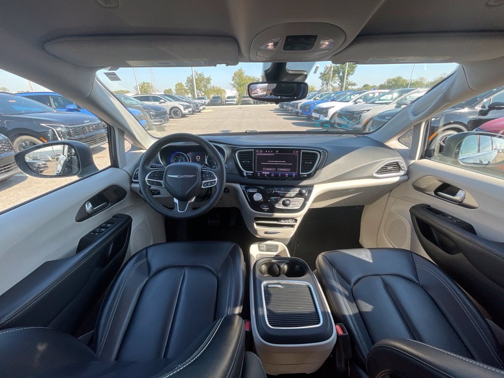 2023 Chrysler Pacifica Touring L HEATED SEATS / POWER DRIVERS SEAT