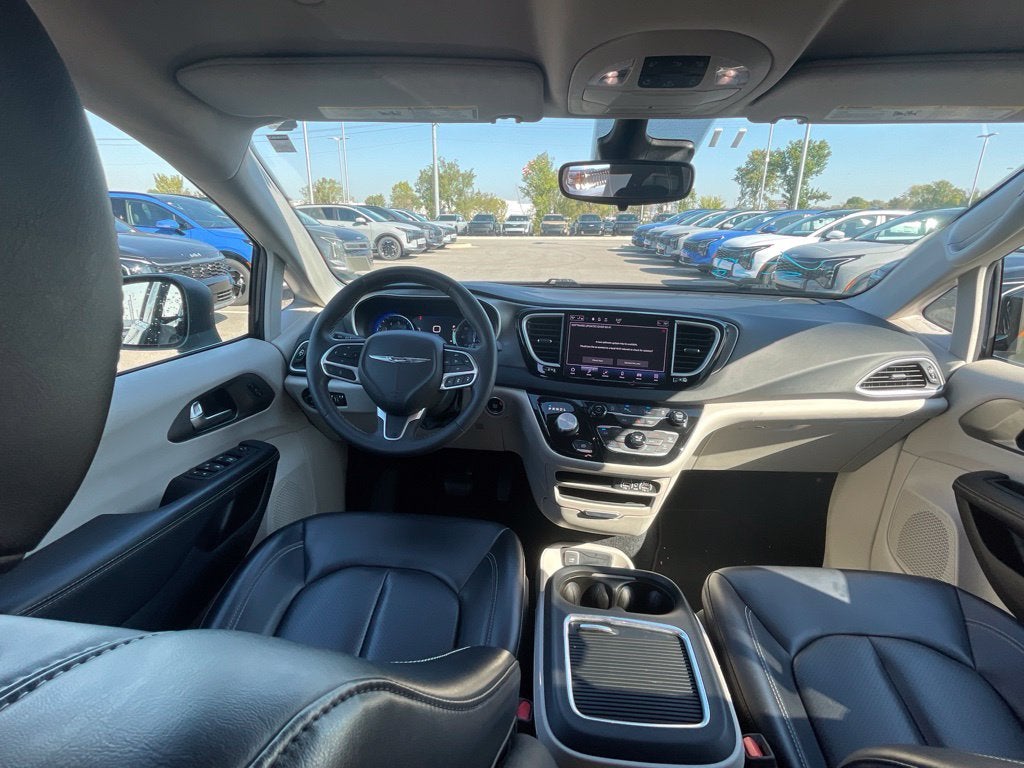 2023 Chrysler Pacifica Touring L HEATED SEATS / POWER DRIVERS SEAT