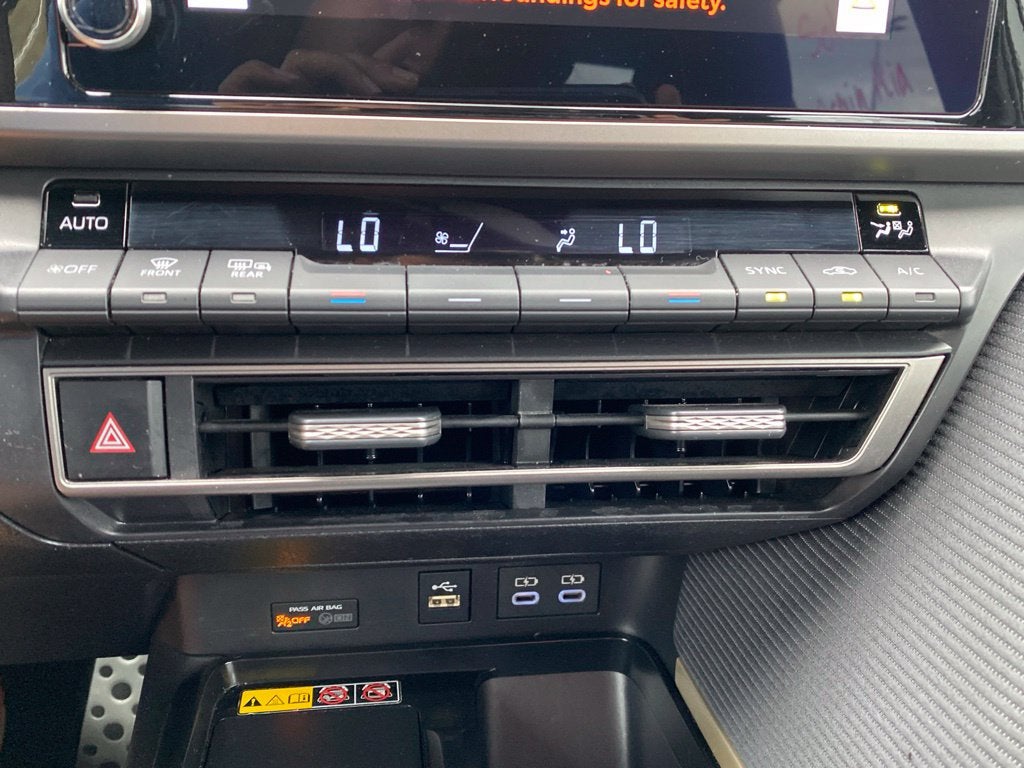 2025 Toyota Camry SE ONE OWNER / CLEAN CARFAX