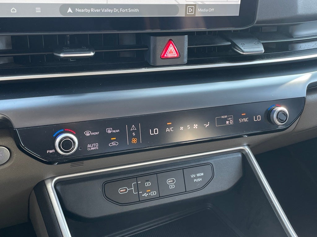 2025 Kia Carnival LXS LEATHER / HEATED SEATS / NAV