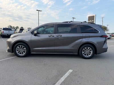 2022 Toyota Sienna LE 8 Passenger