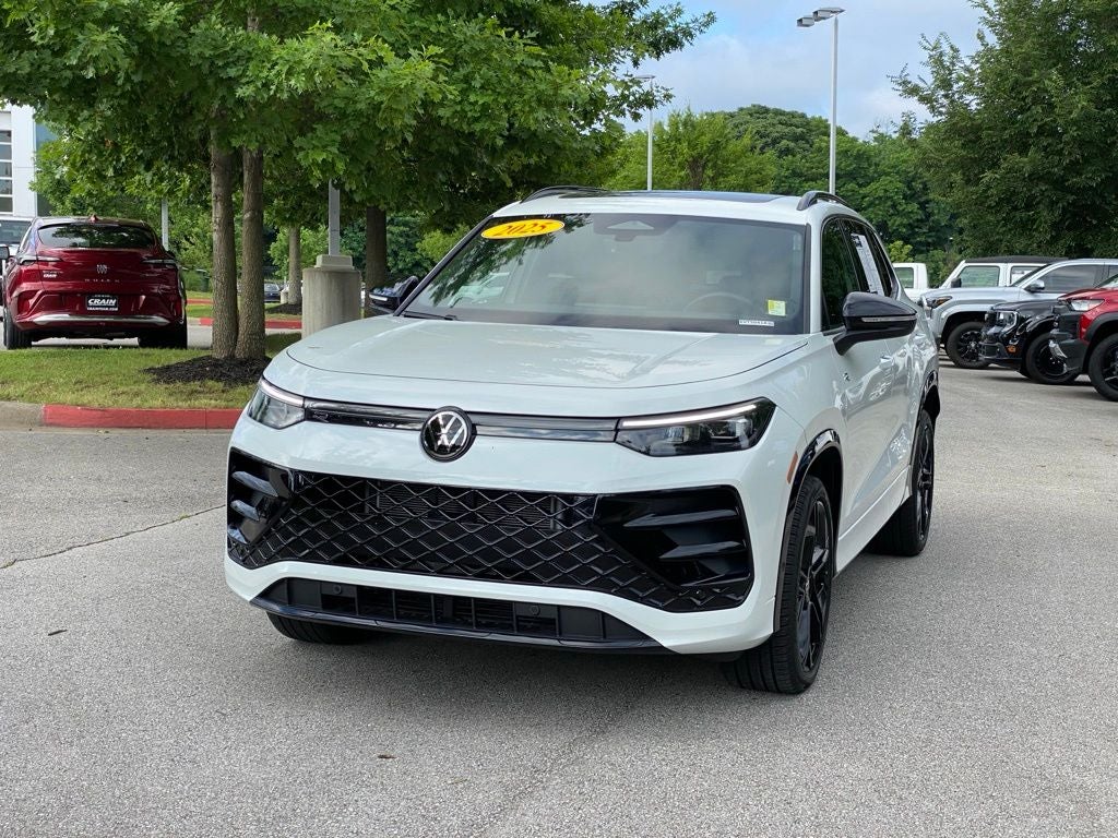2025 Volkswagen Tiguan 2.0T SE R-Line Black