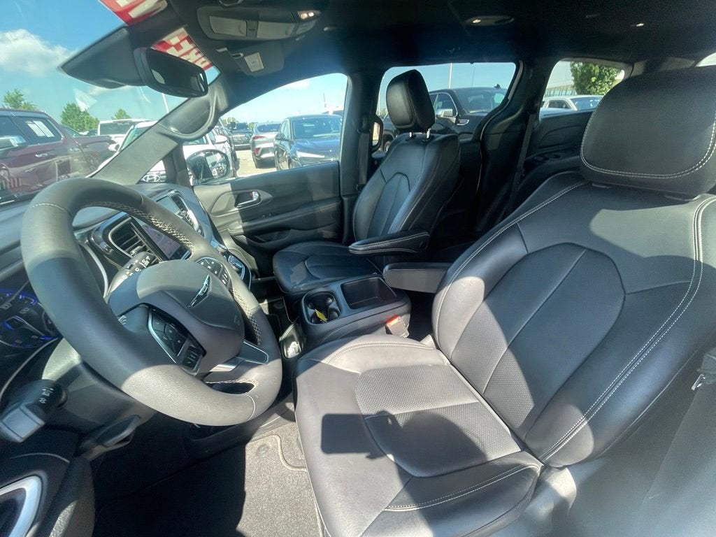 2025 Chrysler Pacifica Select