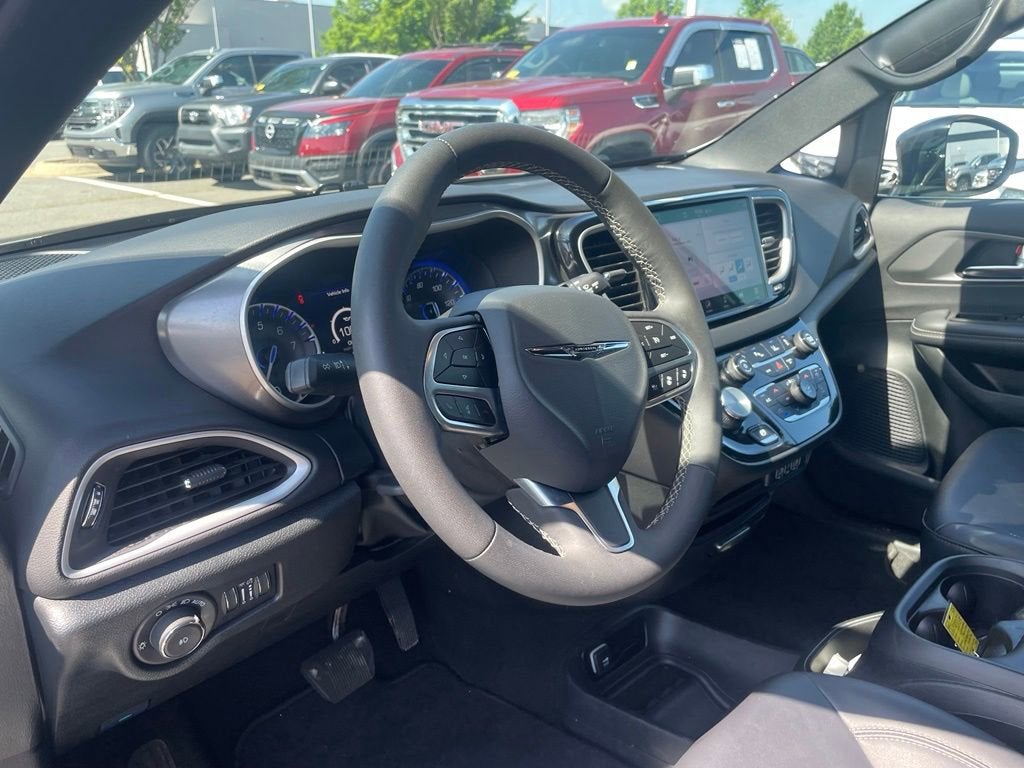 2025 Chrysler Pacifica Select